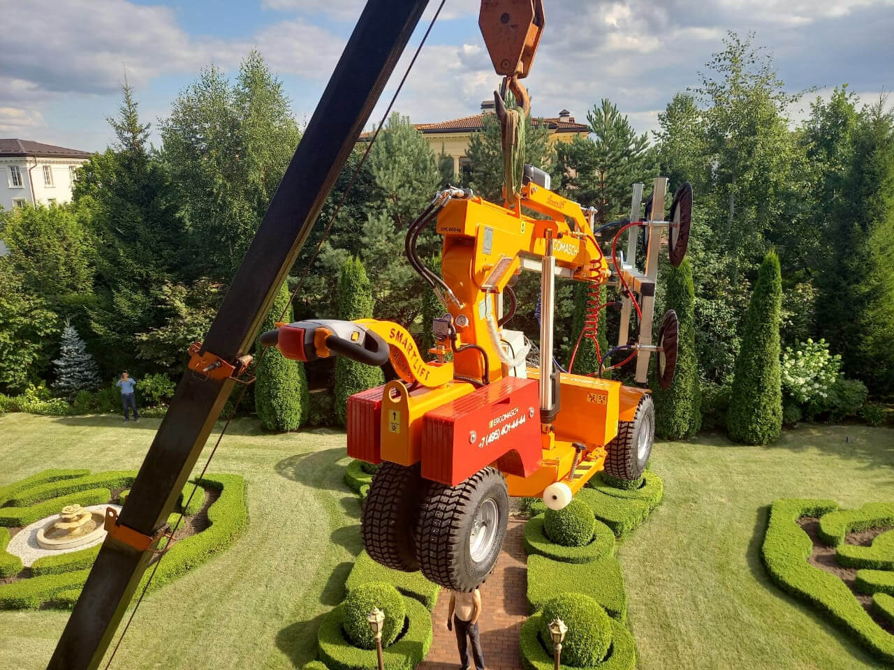 Монтаж стеклопакетов с помощью стеклоробота SL 608 OUTDOOR в КП Монолит 
